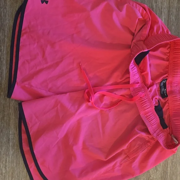 Mens pink Under Armour polyester shorts. - Picture 3 of 4